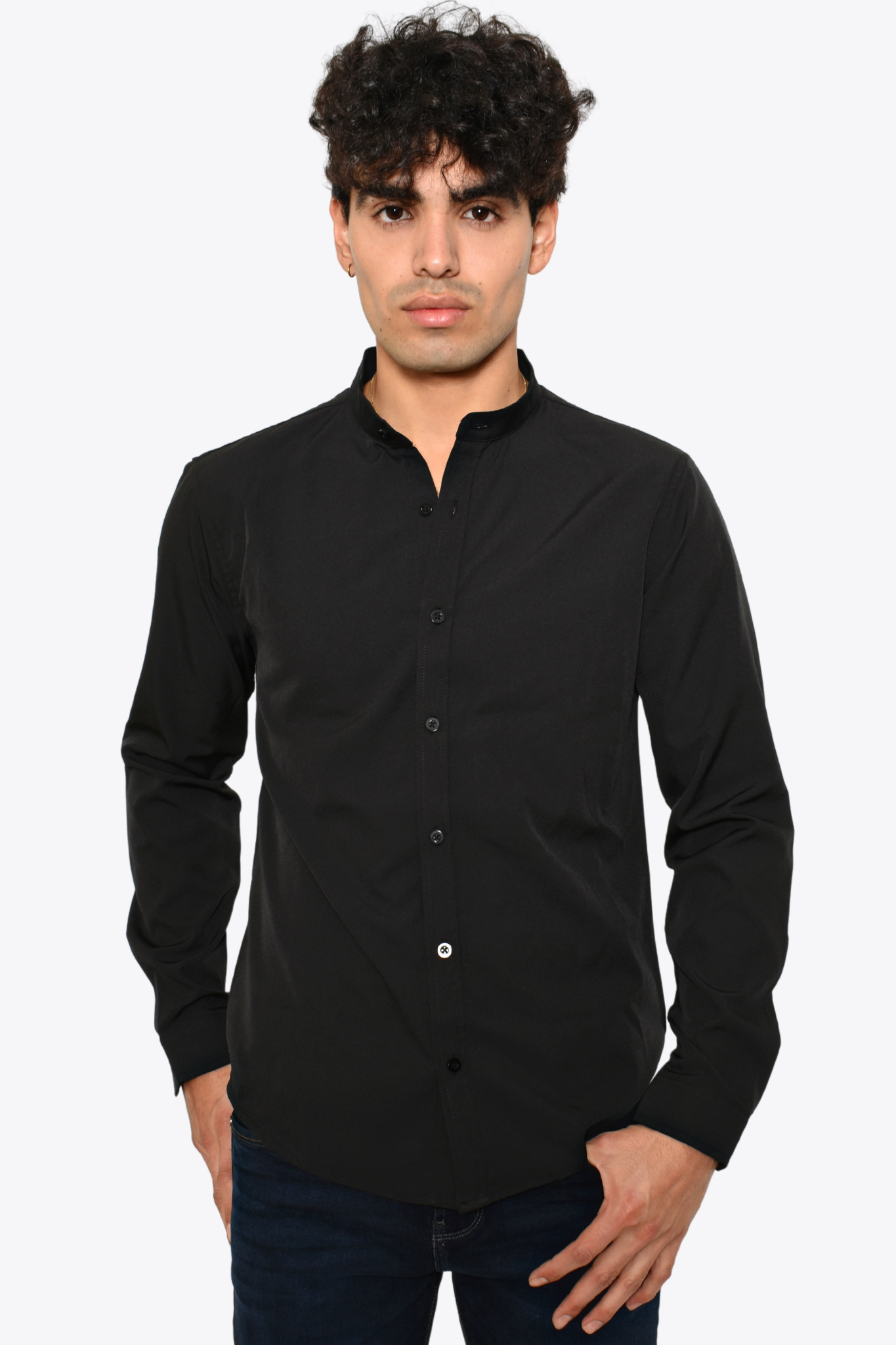 Camisa negra cuello mao sale