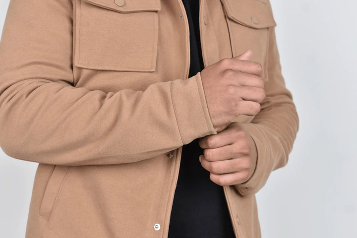 Abrigo Corto Bastien Camel Detalle Brazos