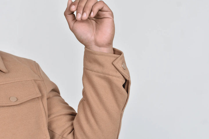 abrigo corto bastien camel detalles brazo