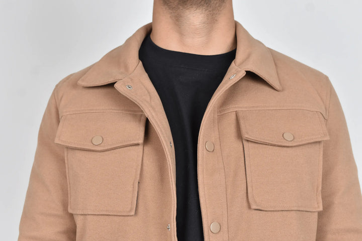 Abrigo Corto Bastien Camel Moller detalles pecho