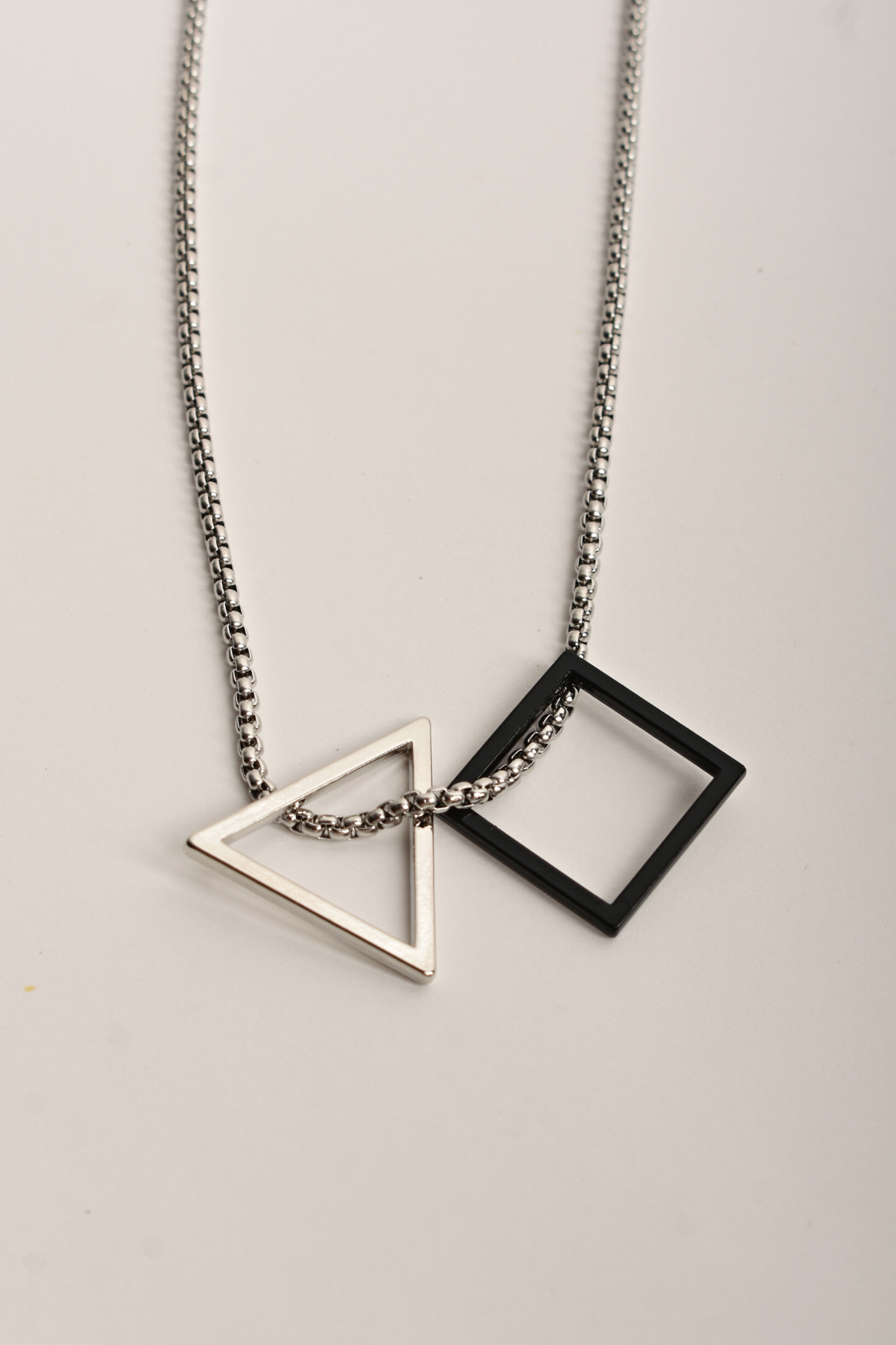 Collar Cadena Plateada Triangulo Diamante Negro
