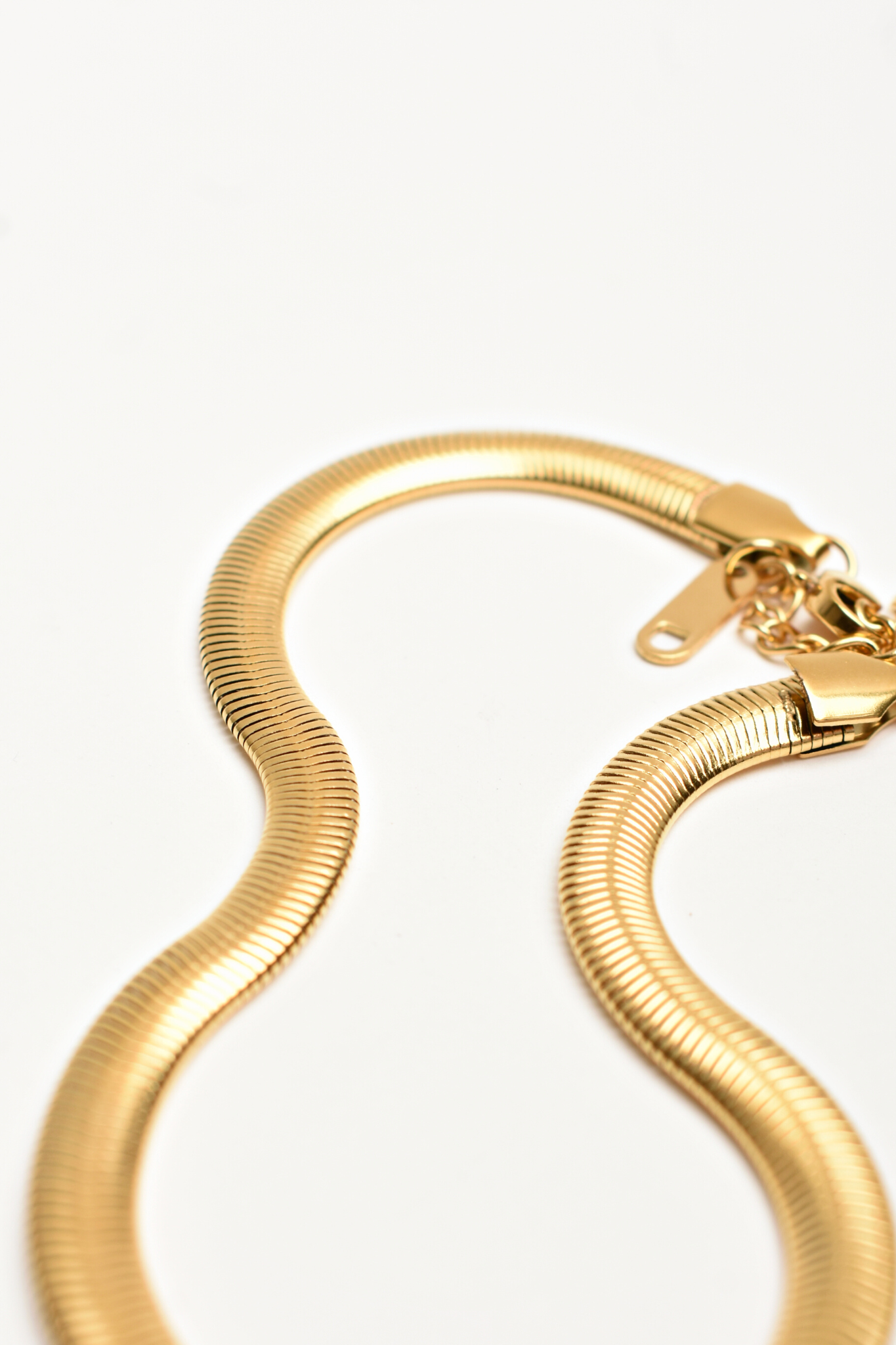 Pulsera Dorada Minimalista Plana