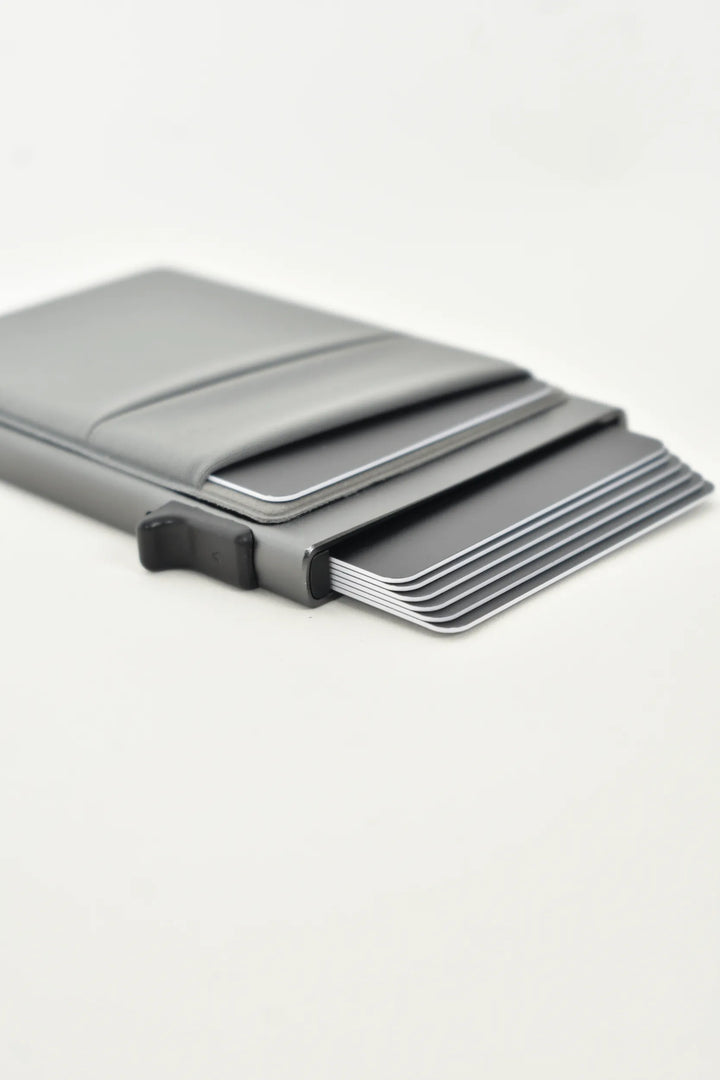 Tarjetero Minimalista Gris Moller Detalle Capacidad