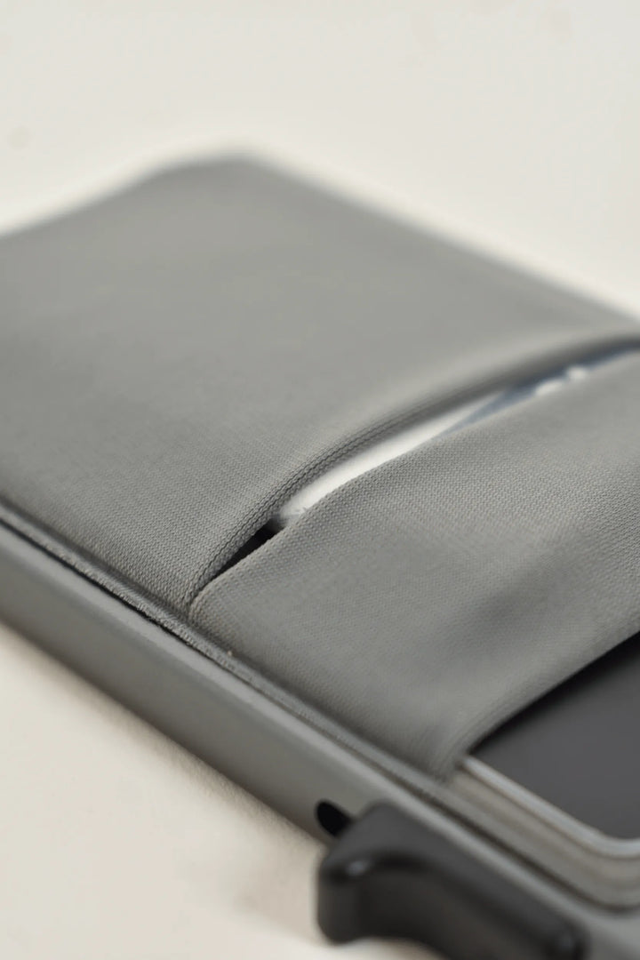 Tarjetero Minimalista Gris Moller Detalle Frente