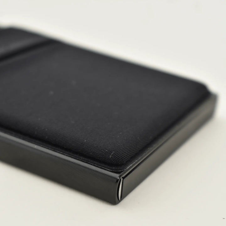 Tarjetero Minimalista Negro Moller Vista Inferior